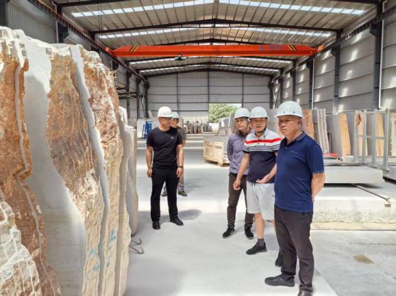 建設工程學院赴彌勒云石石材開發公司開展校企合作交流，共探建筑材料技術開發